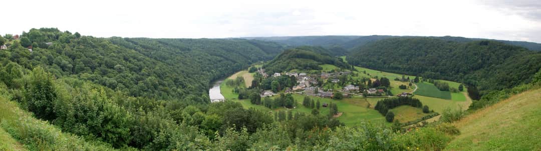 Groene heuvels en bossen in de Belgische Ardennen